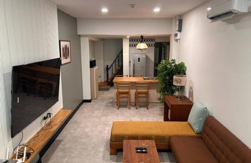 Pom Prap Sattru Phai Apartment | Ni Haus, cozy place for 4 people