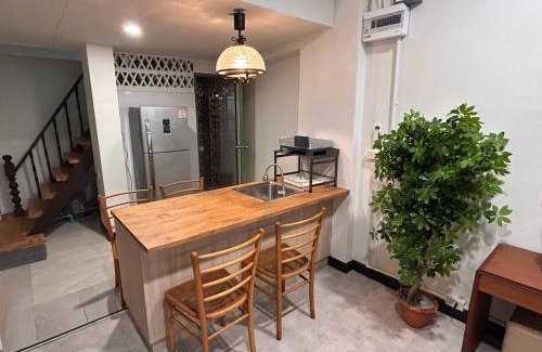 Pom Prap Sattru Phai Apartment | Ni Haus, cozy place for 4 people