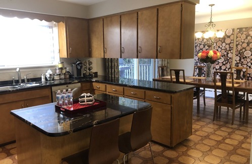 Welland Apartment | Niagara Executive Luxury - HUGE, Warm, Cozy and Clean 3 Bed, 1 Bath SuiteStay
