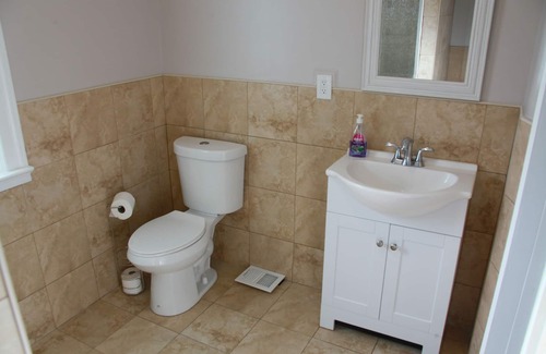 Downtown Niagara Falls House | Niagara Falls Guest Suite sleeps 4, 5 minute walk to The Falls and attractions
