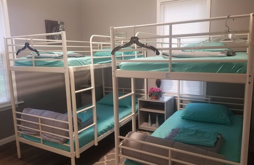Downtown Niagara Falls House | Niagara Falls Guest Suite sleeps 4, 5 minute walk to The Falls and attractions