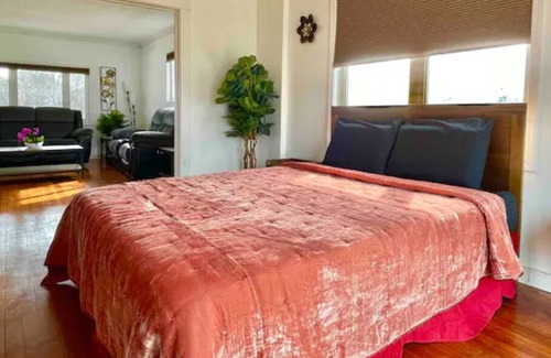 Niagara Falls House | Niagara Falls Home for Big Groups + Free Parking ⭐️