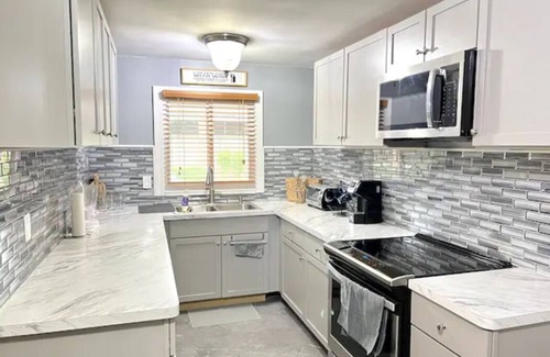 Niagara Falls House | Niagara Falls House - 4 mins to Falls