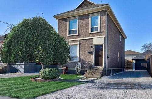 Hamilton House | Niagara Falls-Toronto-45 Minute Drive