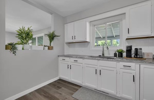 Thorold House | Niagara Family Stay | Near Brock, Falls & Wineries