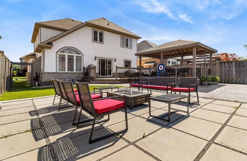 Glendale House | Niagara House - 3 Queen Beds - 12min to Falls - steps to Royal Niagara Golf Club