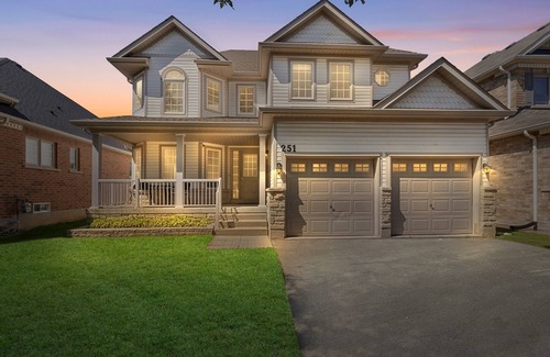 Glendale House | Niagara House - 3 Queen Beds - 12min to Falls - steps to Royal Niagara Golf Club