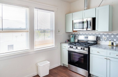 Buffalo House | Niagara RiversideView Balcony GameRoom WiFi Free Parking King bed Crib sleep 9