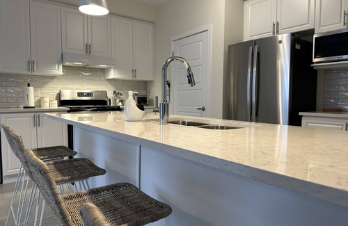 Thorold House | Niagara Winter Getaway - Sleeps 8