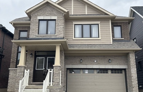 Thorold House | Niagara Winter Getaway - Sleeps 8