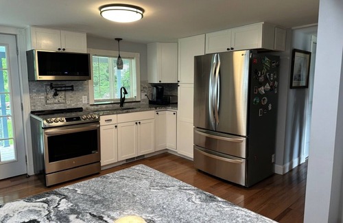 Niantic House | Niantic Beach House! Sleeps 8, walk to Crescent Beach!.