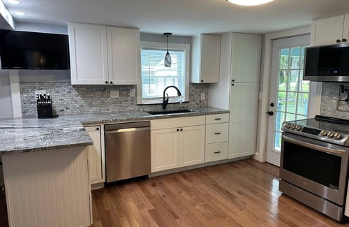 Niantic House | Niantic Beach House! Sleeps 8, walk to Crescent Beach!.