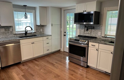 Niantic House | Niantic Beach House! Sleeps 8, walk to Crescent Beach!.