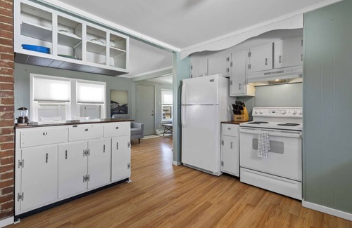 Niantic House | Niantic Cottage Minutes from Beach | Play & Relax