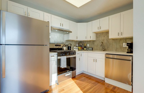 Niantic House | Niantic Duplex w/Deck < 1 Mi to Beach + Boardwalk
