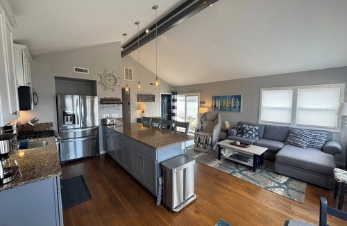 Niantic House | Niantic Shoreline Home - Amazing Views - Walkable to Dining/Beach/Shops