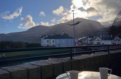 Newcastle Apartment | NIapartments: Coastal retreat with Mountain Views