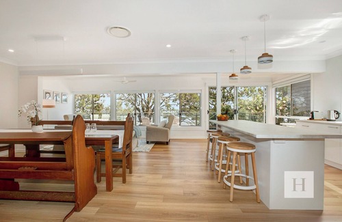 Summerland Point House | Niaroo Lakeside - Family Friendly Waterfront Home