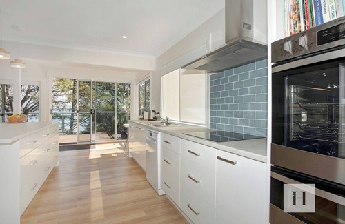 Summerland Point House | Niaroo Lakeside - Family Friendly Waterfront Home