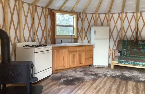 Drummond Cabin | Nice 1-bedroom off grid yurt no Wi-Fi yurt 22 miles up Rock creek.