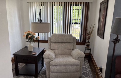 West Allis Apartment | Nice 1 BR Apt, WIFI & Office, Near State Fair and Milwaukee Mile