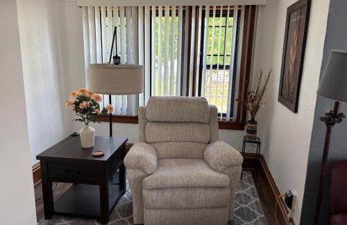 West Allis Apartment | Nice 1 BR Apt, WIFI & Office, Near State Fair