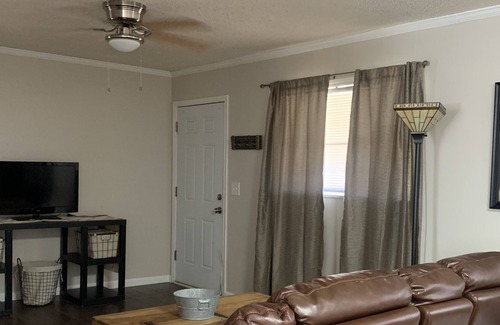 Broaddus House | Nice 2/1 brick house, 2 miles from Jackson Hill boat launch