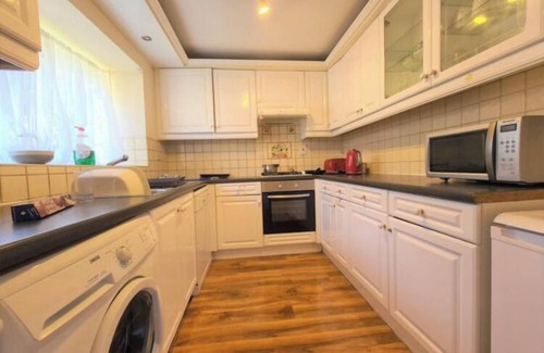 Slough House | Nice 3-Bed House in Farnham Royal Slough