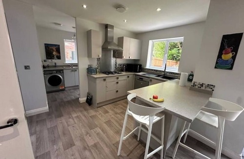 Bolton House | Nice 4 bedroom + Free Parking