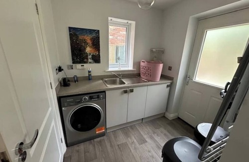 Bolton House | Nice 4 bedroom + Free Parking