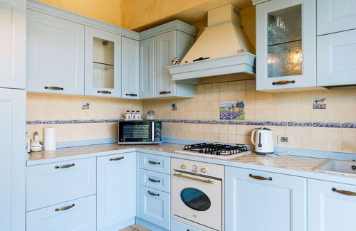 Borghetto Santo Spirito Villa | Nice apartment in villa for 5 guests with A/C, pool, WIFI, terrace, pets allowed and parking