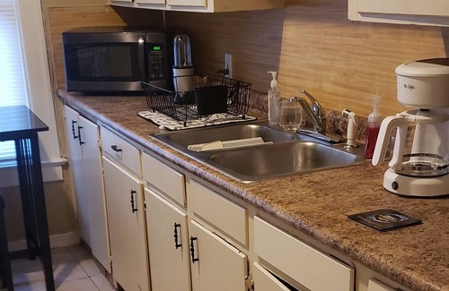 Highland Historic District Apartment | *Nice Affordable Stay In Highland Area Like Home *
