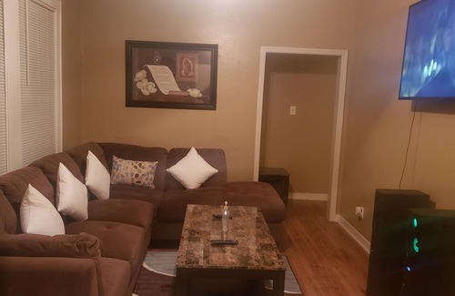 Highland Historic District Apartment | *Nice Affordable Stay In Highland Area Like Home *