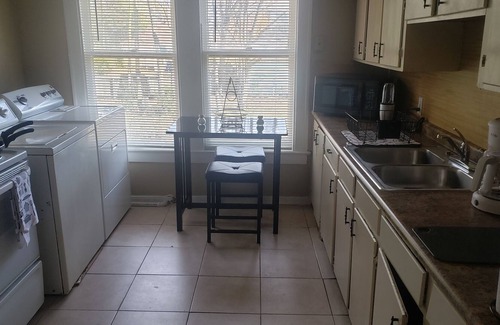 Highland Historic District Apartment | *Nice Affordable Stay In Highland Area Like Home *