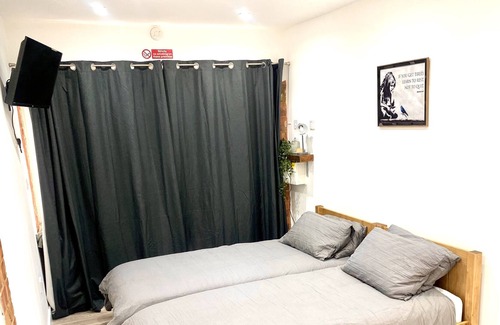 Luton Apartment | Nice And Cosy Large Studio Near to London Luton Airport (Pet Friendly)