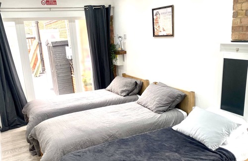 Luton Apartment | Nice And Cosy Large Studio Near to London Luton Airport (Pet Friendly)