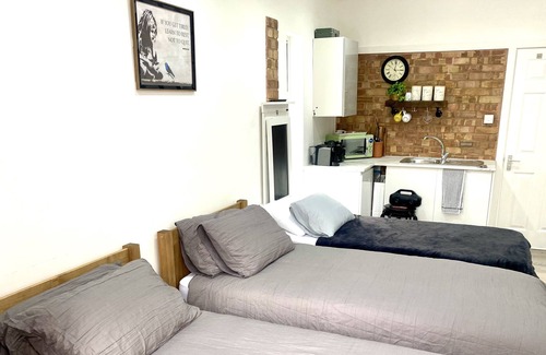 Luton Apartment | Nice And Cosy Large Studio Near to London Luton Airport (Pet Friendly)