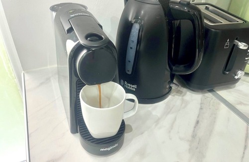 Luton Apartment | Nice and Cosy Large Studio Near Luton Airport!