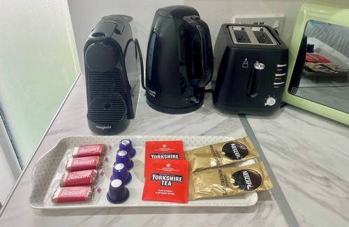 Luton Apartment | Nice and Cosy Large Studio Near Luton Airport!