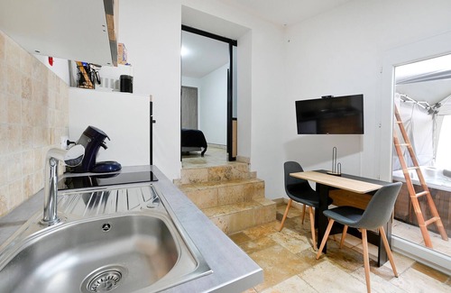 Jonquieres-Saint-Vincent Apartment | Nice apartment in Jonquières-Saint-Vince