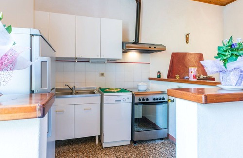 Rosignano Marittimo Villa | Nice apartment in villa for 10 guests with pool, TV, pets allowed and parking