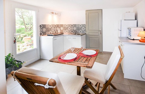 Caumont-sur-Durance Apartment | Nice apartment in Caumont-sur-Durance