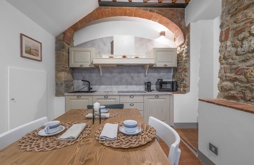 Monteriggioni Apartment | Nice apartment for 4 guests with pool, WIFI, A/C, TV, pets allowed and parking, close to Siena