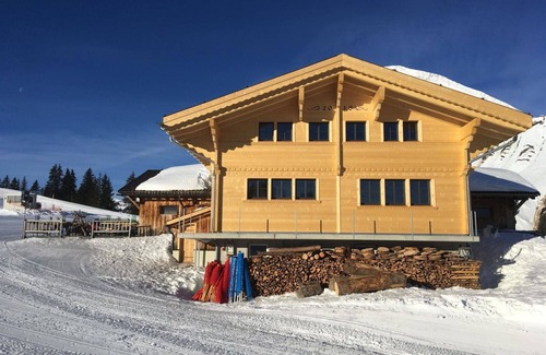 Lenk Apartment | Nice apartment for 10 people with TV and balcony