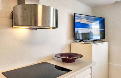 Gordola Apartment | Nice apartment for 2 guests with WIFI, A/C, TV, patio, pets allowed, panoramic view and parking