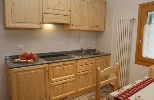 Raveo Apartment | Nice apartment for 2 guests with WIFI, TV, patio, pets allowed and parking
