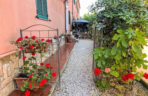 Cecina Apartment | Nice apartment for 3 guests with pool, WIFI, A/C, TV, pets allowed and parking