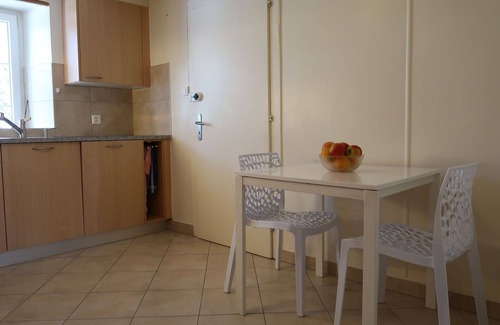Villette Apartment | Nice apartment for 4 guests with WIFI, TV, patio, pets allowed and parking