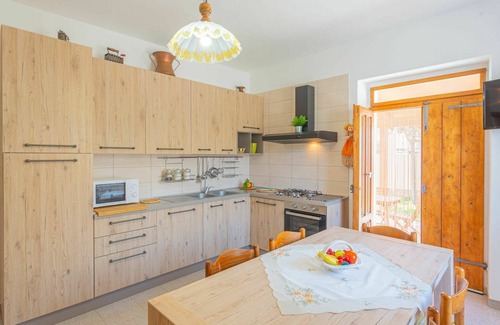 Collecorvino Apartment | Nice apartment for 6 people with private pool, WIFI, A/C, TV, patio, pets allowed and parking