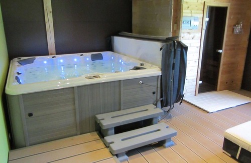 Muriaux Apartment | Nice apartment for 2 guests with WIFI, hot tub, TV and pets allowed